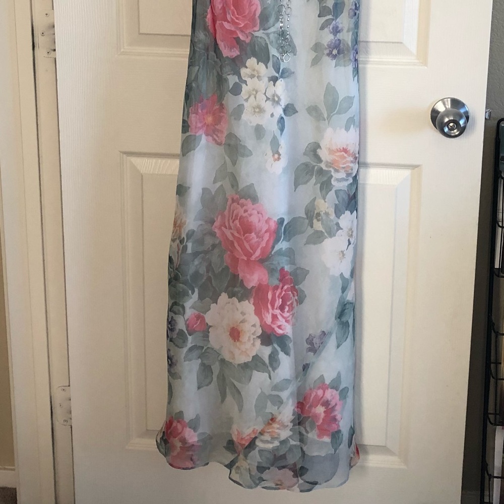 dress & necklace - Picture 5 of 8